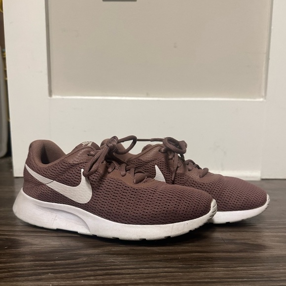 nike women's tanjun shoes mauve